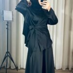 Chemise satinée noire à nouer pour femme