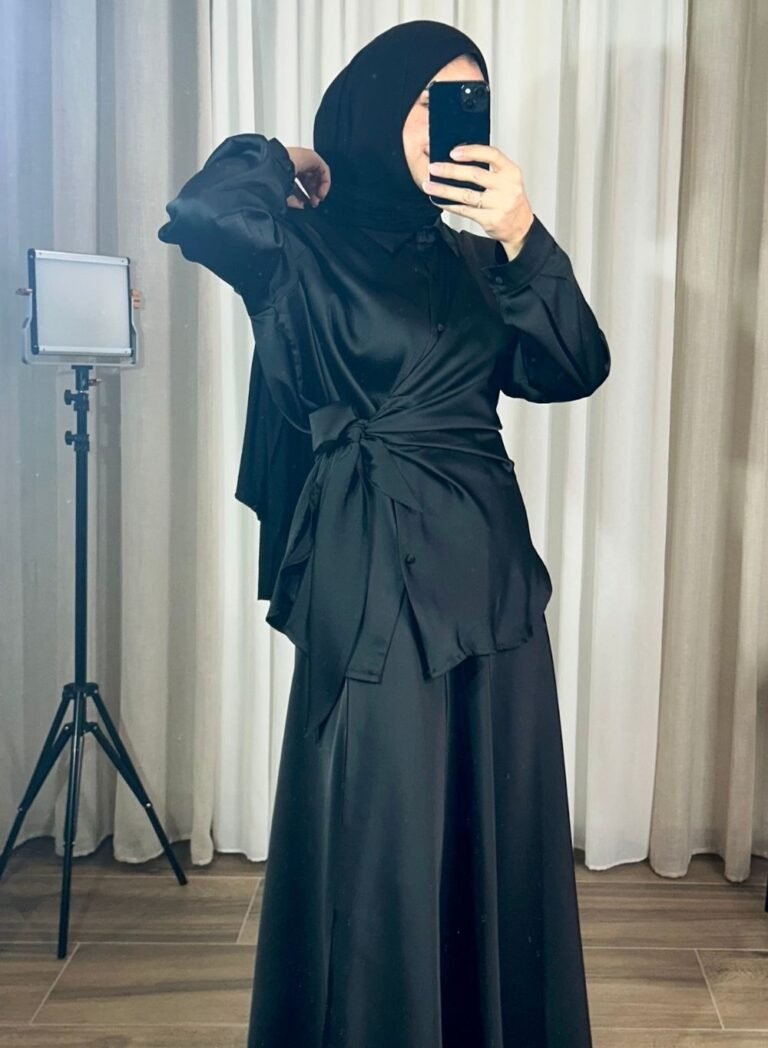 Chemise satinée noire à nouer pour femme