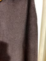 Gros plan sur le tissu côtelé d’un pantalon marron foncé — Mesdames Akbelles