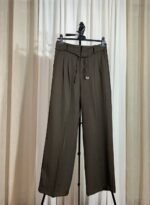 Pantalon large chocolat avec ceinture décorative