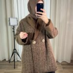 Manteau oversize marron texturé porté avec boutons dorés — Mesdames Akbelle