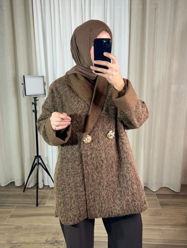 Manteau oversize marron texturé porté avec boutons dorés — Mesdames Akbelle