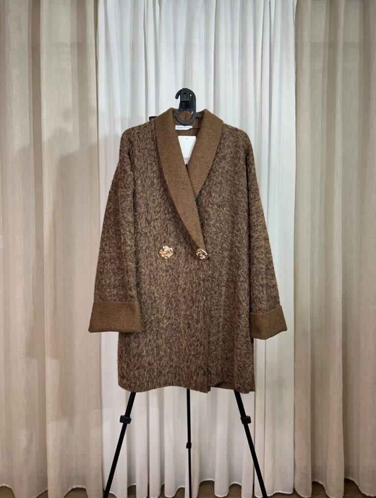 Manteau oversize marron texturé suspendu avec boutons dorés — Mesdames Akbelles