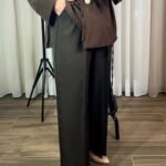 Pantalon large brun chocolat porté, coupe fluide élégante