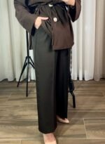 Pantalon large brun chocolat porté, coupe fluide élégante