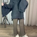 Pantalon taupe taille haute porté dans un look modeste — Mesdames Akbelles
