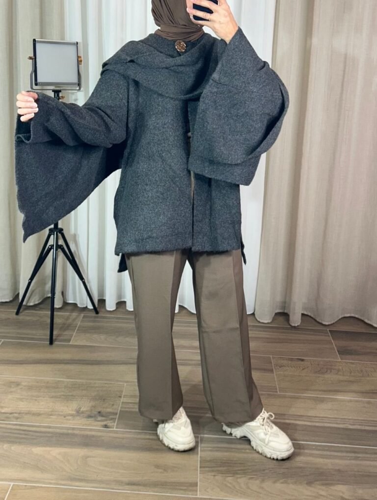 Pantalon taupe taille haute porté dans un look modeste — Mesdames Akbelles