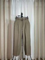 Pantalon taille haute taupe fluide suspendu sur cintre — Mesdames Akbelles