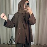 Veste croisée chocolat pour femme avec boutons bijoux