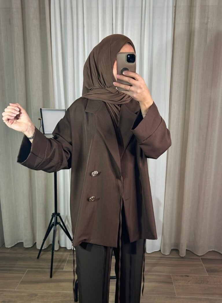 Veste croisée chocolat pour femme avec boutons bijoux