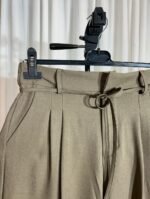 Détail de la taille haute et de la ceinture d’un pantalon taupe — Mesdames Akbelles