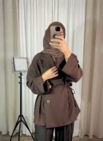 Veste chocolat pour femme avec boutons bijoux et coupe fluide