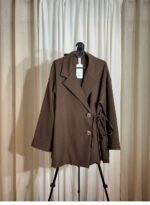 Veste chocolat avec boutons dorés et nouage latéral pour femme