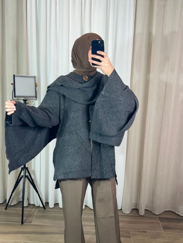 Cape pull oversize gris foncé portée avec pantalon taupe — Mesdames Akbelles