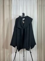 Cape noire en maille chaude avec col drapé et coupe ample