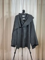Cape pull oversize gris foncé suspendue sur cintre — Mesdames Akbelles