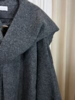 Détail du col et du tissu d’une cape pull gris foncé — Mesdames Akbelles