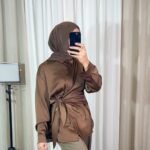 Chemise satinée marron avec nœud latéral portée — Mesdames Akbelles