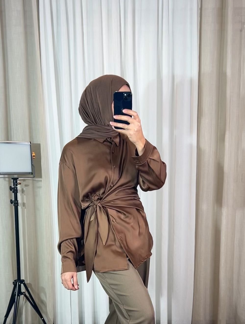 chemise-satinee-marron-noeud-lateral-modeste-mesdames-akbelles Chemise satinée marron avec nœud latéral portée — Mesdames Akbelles