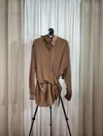 Chemise satinée marron avec nœud latéral suspendue — Mesdames Akbelles