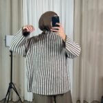 Pull oversize rayé marron et blanc porté — Mesdames Akbelles