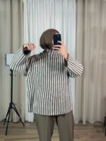 Pull oversize rayé marron et blanc porté — Mesdames Akbelles