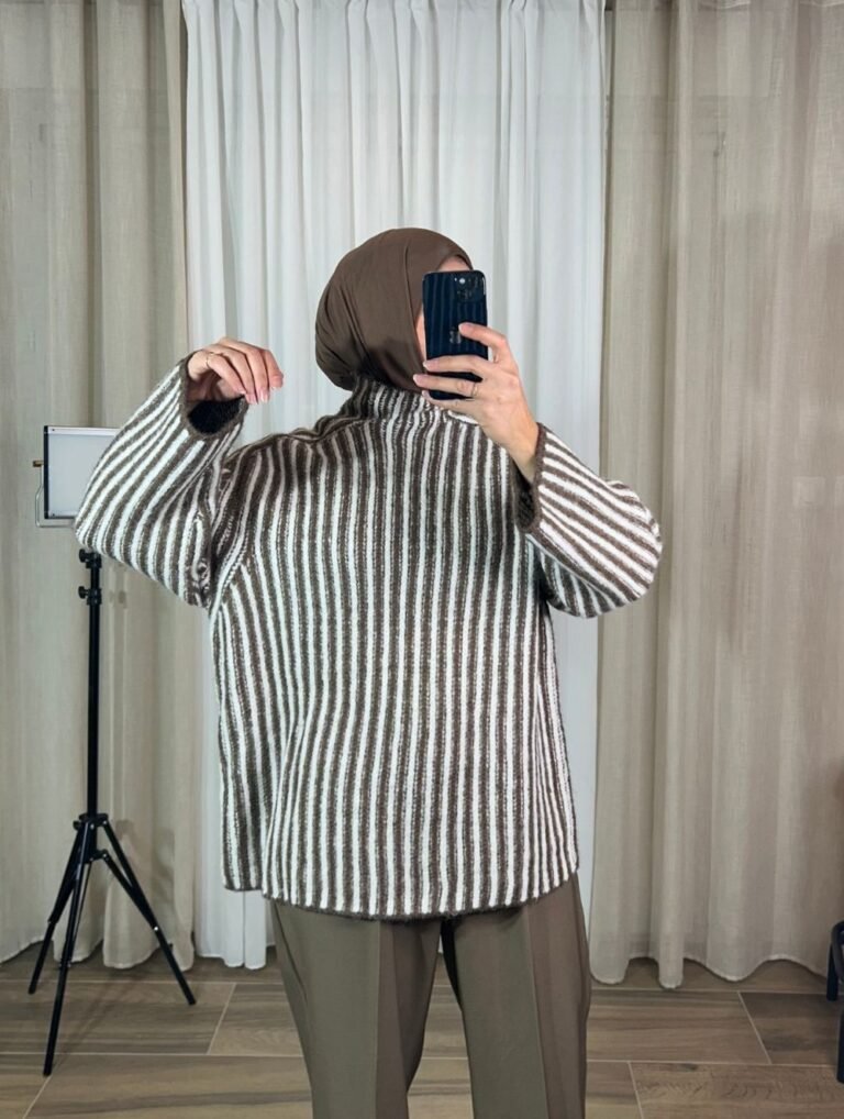 Pull oversize rayé marron et blanc porté — Mesdames Akbelles
