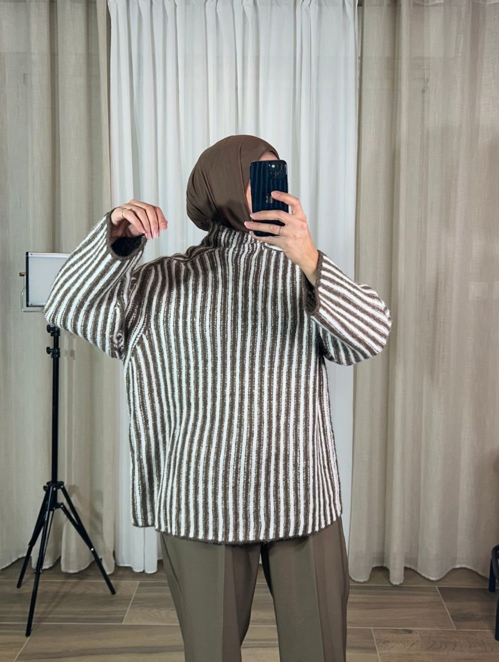 pull-oversize-raye-marron-blanc-modeste-mesdames-akbelles Pull oversize rayé marron et blanc porté — Mesdames Akbelles