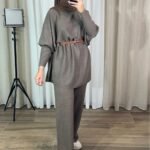 Ensemble en maille taupe avec haut oversize et pantalon droit pour femme modeste