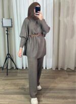 Ensemble en maille taupe avec haut oversize et pantalon droit pour femme modeste