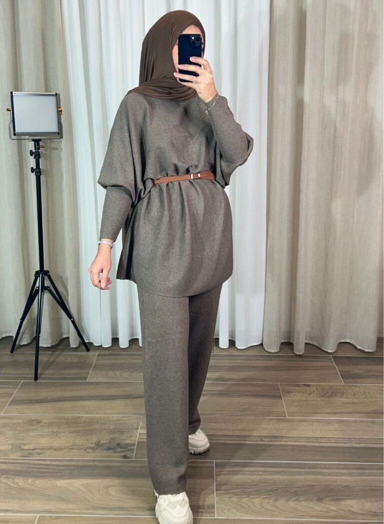 Ensemble en maille taupe avec haut oversize et pantalon droit pour femme modeste