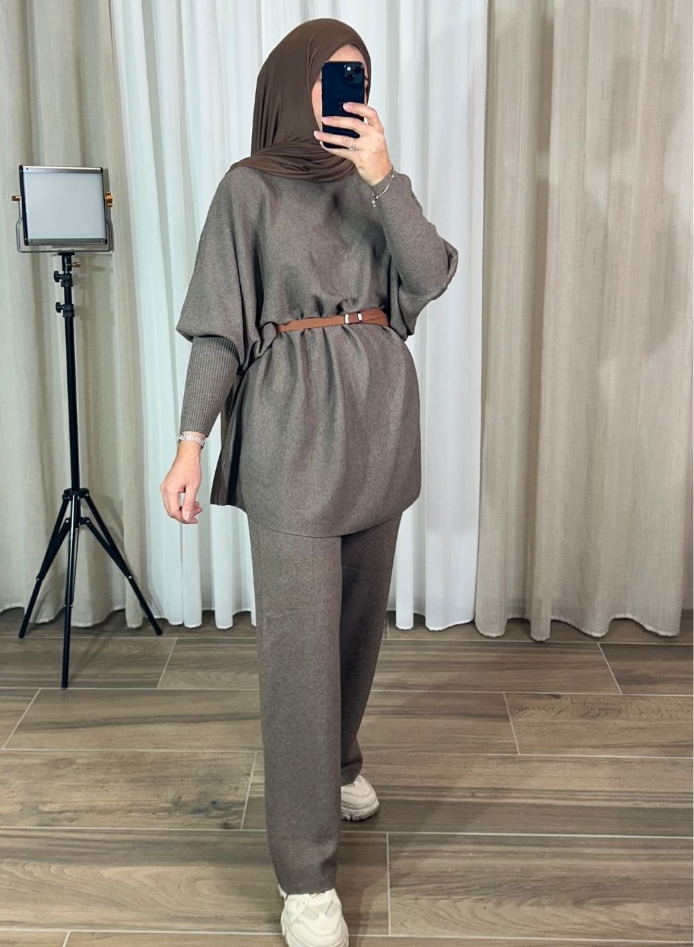 ensemble-maille-taupe-oversize-femme-modeste Ensemble en maille taupe avec haut oversize et pantalon droit pour femme modeste