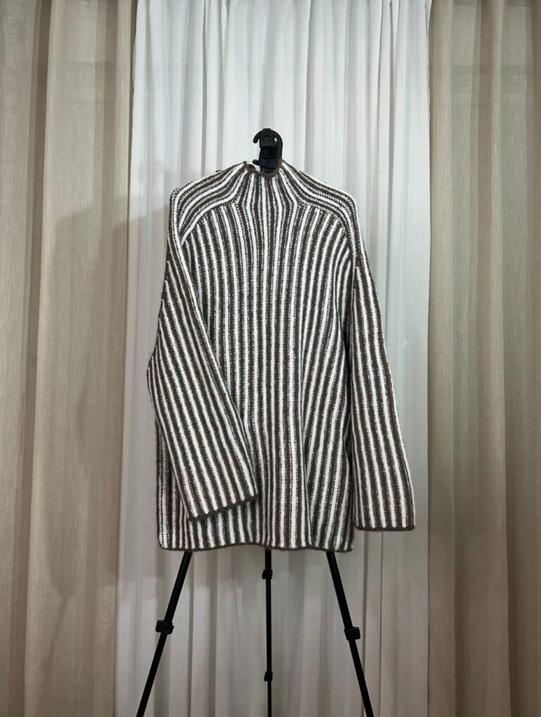 Pull oversize rayé marron et blanc présenté sur cintre — Mesdames Akbelles