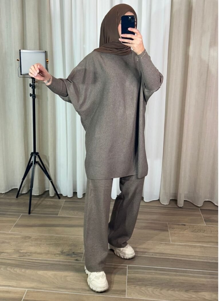 Ensemble en maille taupe oversize avec pantalon droit et tunique large