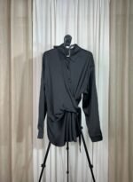 Chemise noire satinée avec nouage asymétrique sur le devant