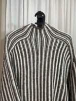 Détail du col et des rayures marron et blanc d’un pull en maille — Mesdames Akbelles