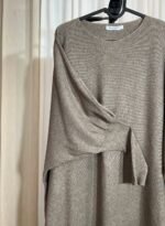 Détail de la tunique en maille taupe avec manche chauve-souris