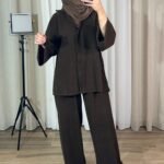 Ensemble modeste marron deux pièces avec haut boutonné et pantalon large — Mesdames Akbelles