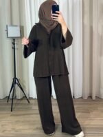 Ensemble modeste marron deux pièces avec haut boutonné et pantalon large — Mesdames Akbelles