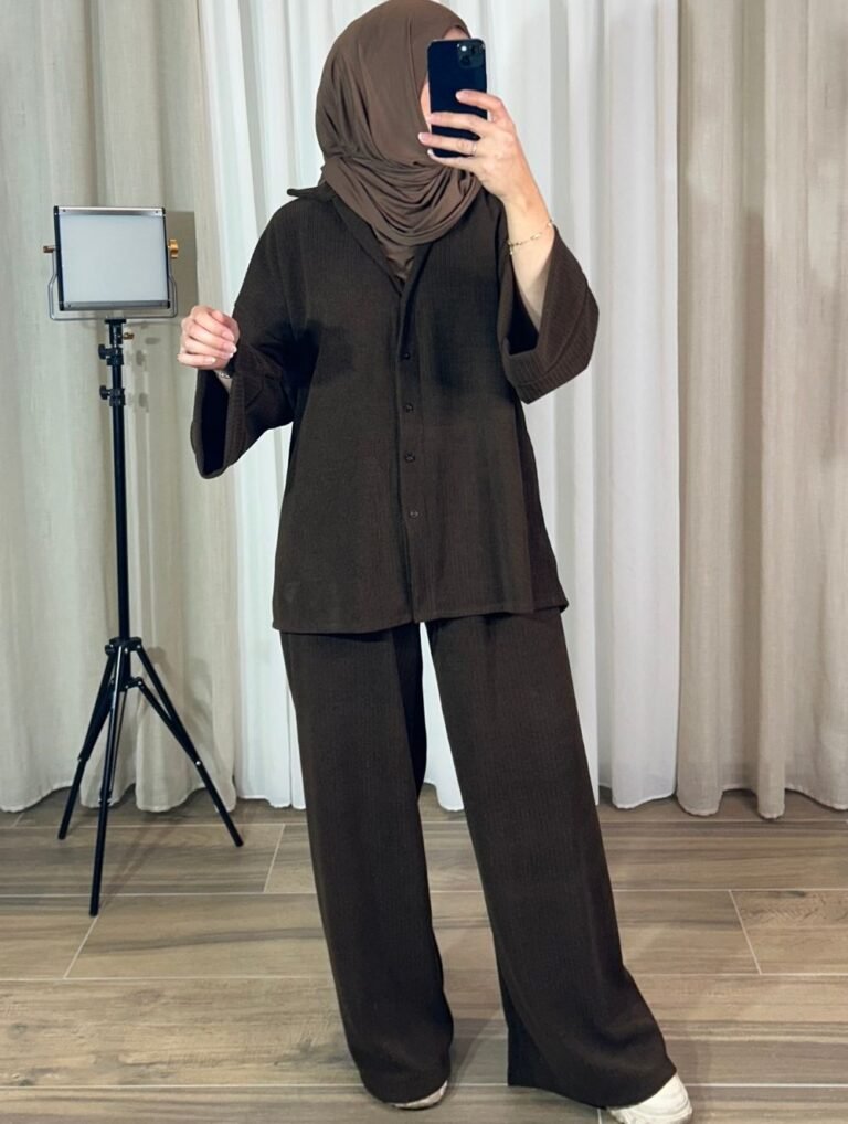 Ensemble modeste marron deux pièces avec haut boutonné et pantalon large — Mesdames Akbelles