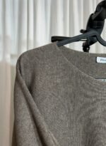 Détail du col rond de la tunique en maille taupe