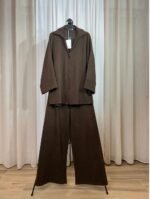 Ensemble marron deux pièces sur cintre, composé d’un haut boutonné et d’un pantalon large — Mesdames Akbelles