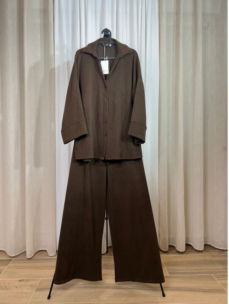 Ensemble marron deux pièces sur cintre, composé d’un haut boutonné et d’un pantalon large — Mesdames Akbelles