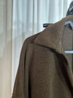 Détail du col et de la maille fine du haut marron d’un ensemble deux pièces — Mesdames Akbelles