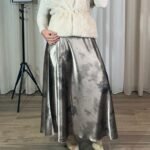 Jupe longue satinée argentée effet marbré portée — Mesdames Akbelles