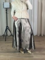 Jupe longue satinée argentée effet marbré portée — Mesdames Akbelles
