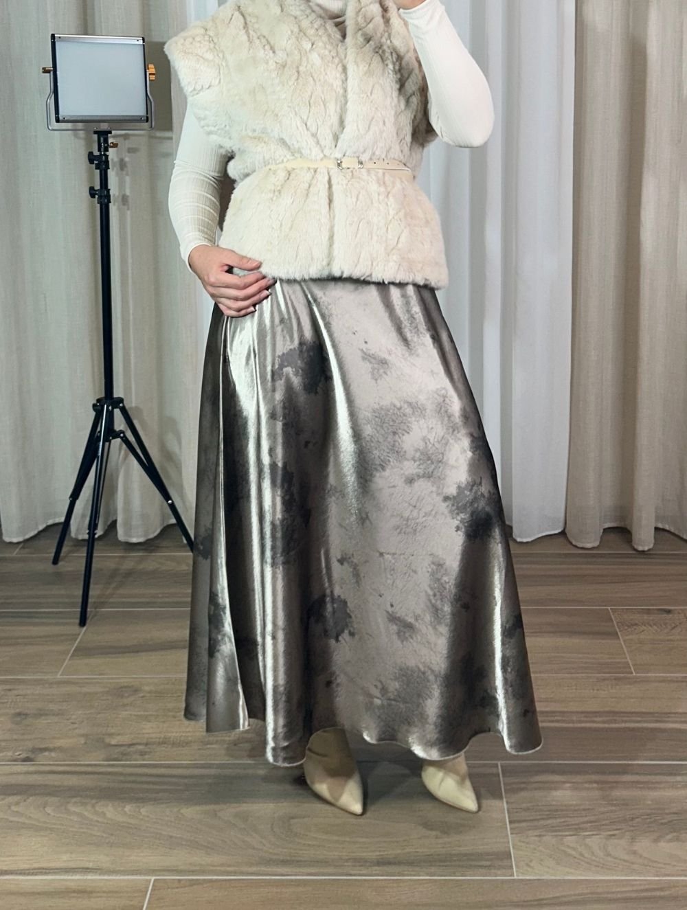 jupe-longue-satinee-argentee-effet-marbre-modeste-mesdames-akbelles Jupe longue satinée argentée effet marbré portée — Mesdames Akbelles