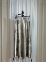 Jupe satinée argentée effet marbré présentée sur cintre — Mesdames Akbelles