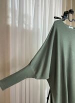 Haut en maille vert olive avec manches chauve-souris longues et resserrées