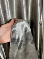 Détail du tissu satiné argenté effet marbré d’une jupe longue — Mesdames Akbelles